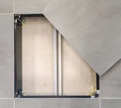 Pavimento sopraelevato Newfloor con rivestimento in lapidei naturali, marmi, pietre, graniti e travertini naturali, tutti i prodotti cosiddetti di cava. I prodotti denominati lapidei ricomposti, detti anche agglomerati, sono un'evoluzione tecnica del Terrazzo alla Veneziana e Palladiana, combinati da scaglie di materiale di vario tipo.