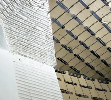 Stucanet &egrave; un sistema passivo antisfondellamento costituito dal pannello Stucanet realizzato in rete metallica elettrosaldata galvanizzata o in acciaio inossidabile, in cui è intessuto un foglio di cartone, che assicura l’aderenza della malta Plasterwall in fase plastica e l'aggrappo, attraverso i fori, alla rete metallica in fase indurita. Mediante fissaggio meccanico alla struttura assicura un presidio antisfondellamento certificato per sovraccarichi fino a 300 kg/m².