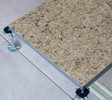 Pavimento sopraelevato Newfloor con rivestimento in fieno alpino by Organoid