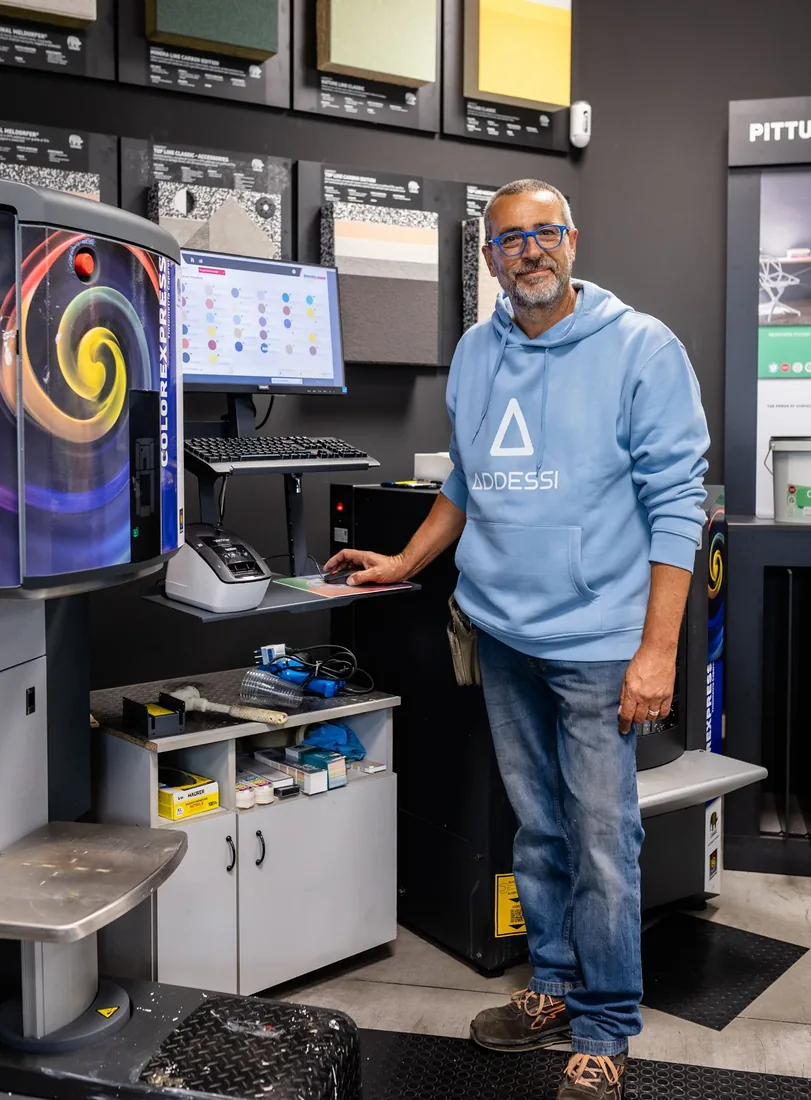 Addetto Zampetti Distribuzione al tintometro Caparol ColorExpress mentre sceglie il colore a monitor – showroom Roma Tiburtina